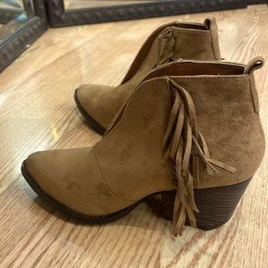 Brown ankle boots with fringe size 7.5